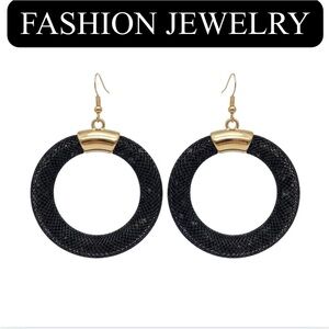 13J: NWT Precious Women’s Black Mesh Round Drop Earrings with Gold Hooks.